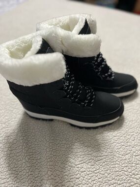 NWOT Women's Black Faux-Fur Winter Ankle Boots size 9.5 - 10